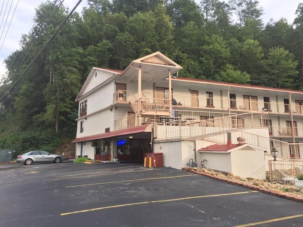 Bear Mount Inn & Suites Пиджен Фордж Екстериор снимка