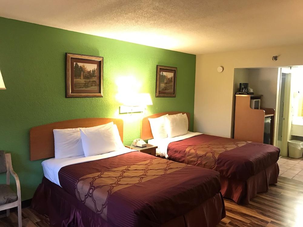 Bear Mount Inn & Suites Пиджен Фордж Екстериор снимка