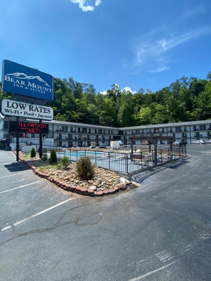 Bear Mount Inn & Suites Пиджен Фордж Екстериор снимка