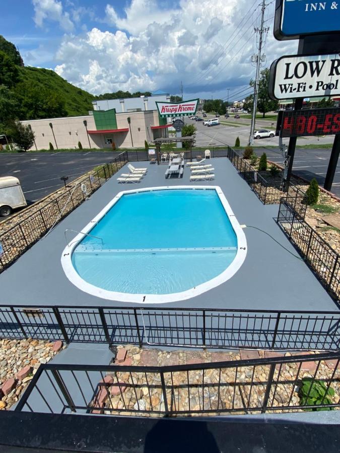 Bear Mount Inn & Suites Пиджен Фордж Екстериор снимка