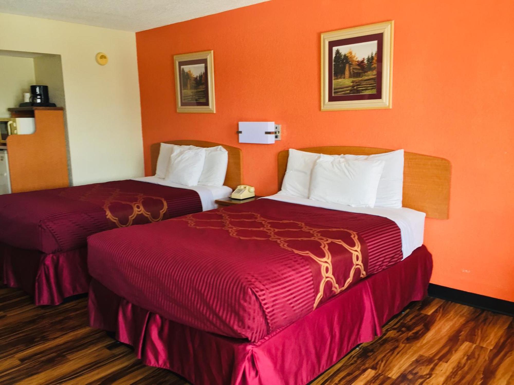 Bear Mount Inn & Suites Пиджен Фордж Стая снимка