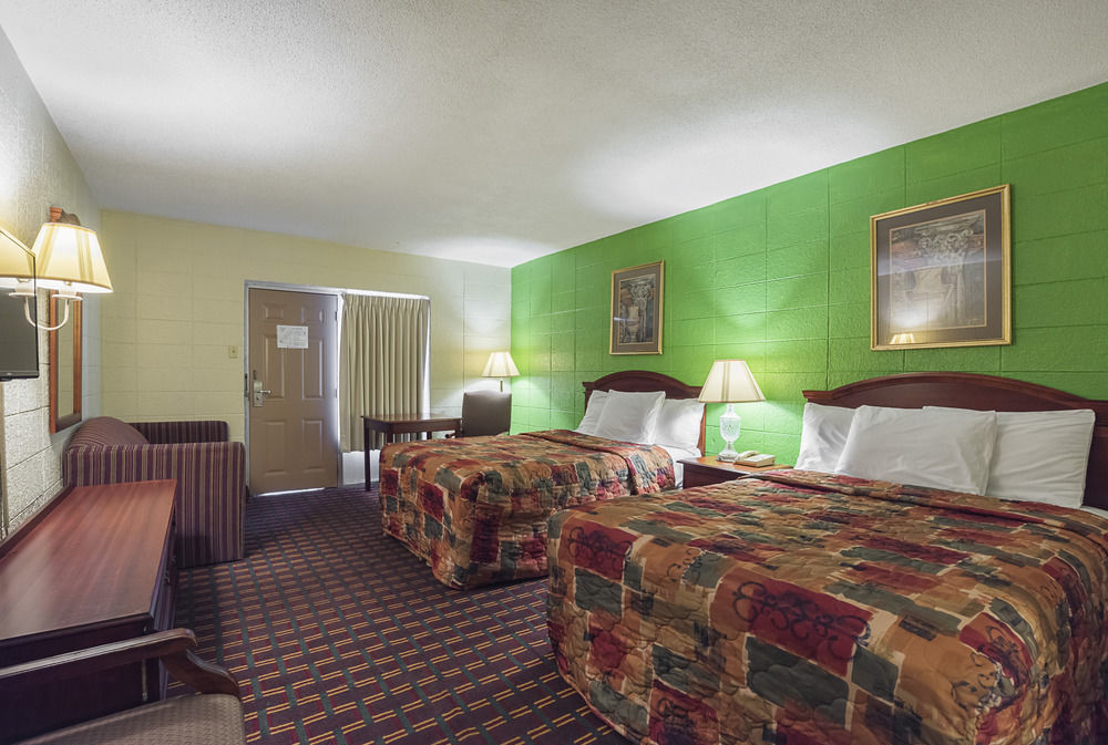 Bear Mount Inn & Suites Пиджен Фордж Екстериор снимка