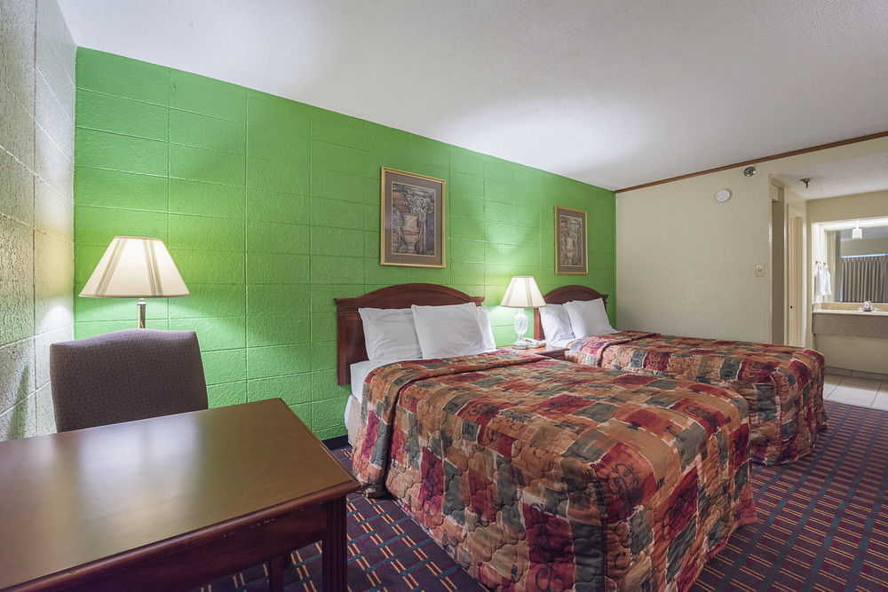 Bear Mount Inn & Suites Пиджен Фордж Екстериор снимка
