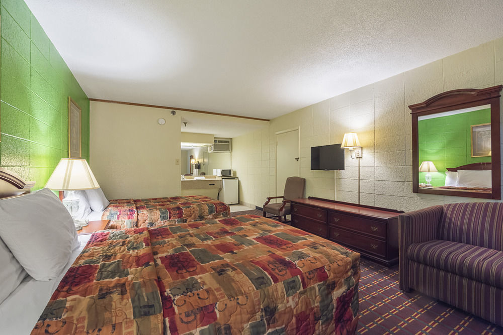 Bear Mount Inn & Suites Пиджен Фордж Екстериор снимка