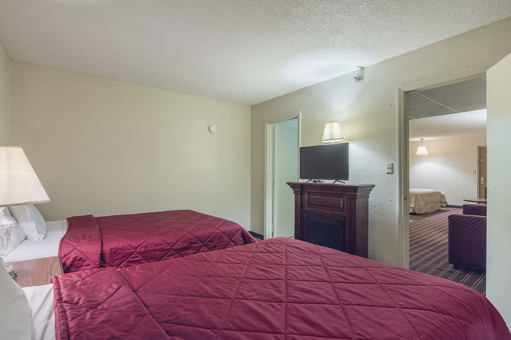 Bear Mount Inn & Suites Пиджен Фордж Екстериор снимка