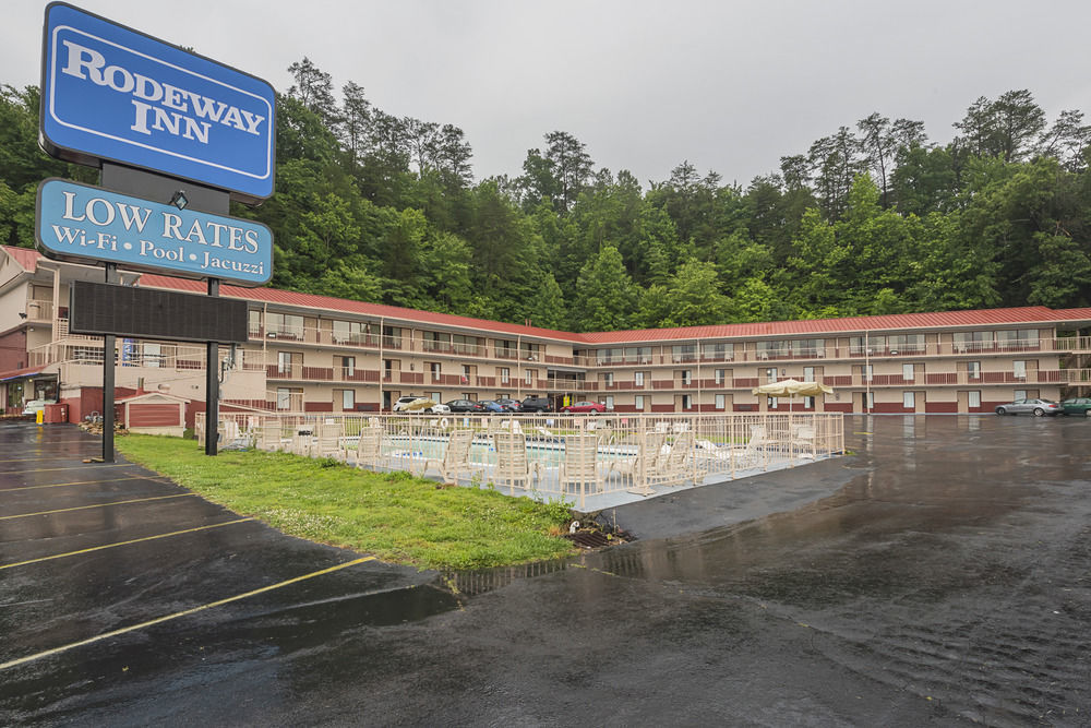 Bear Mount Inn & Suites Пиджен Фордж Екстериор снимка