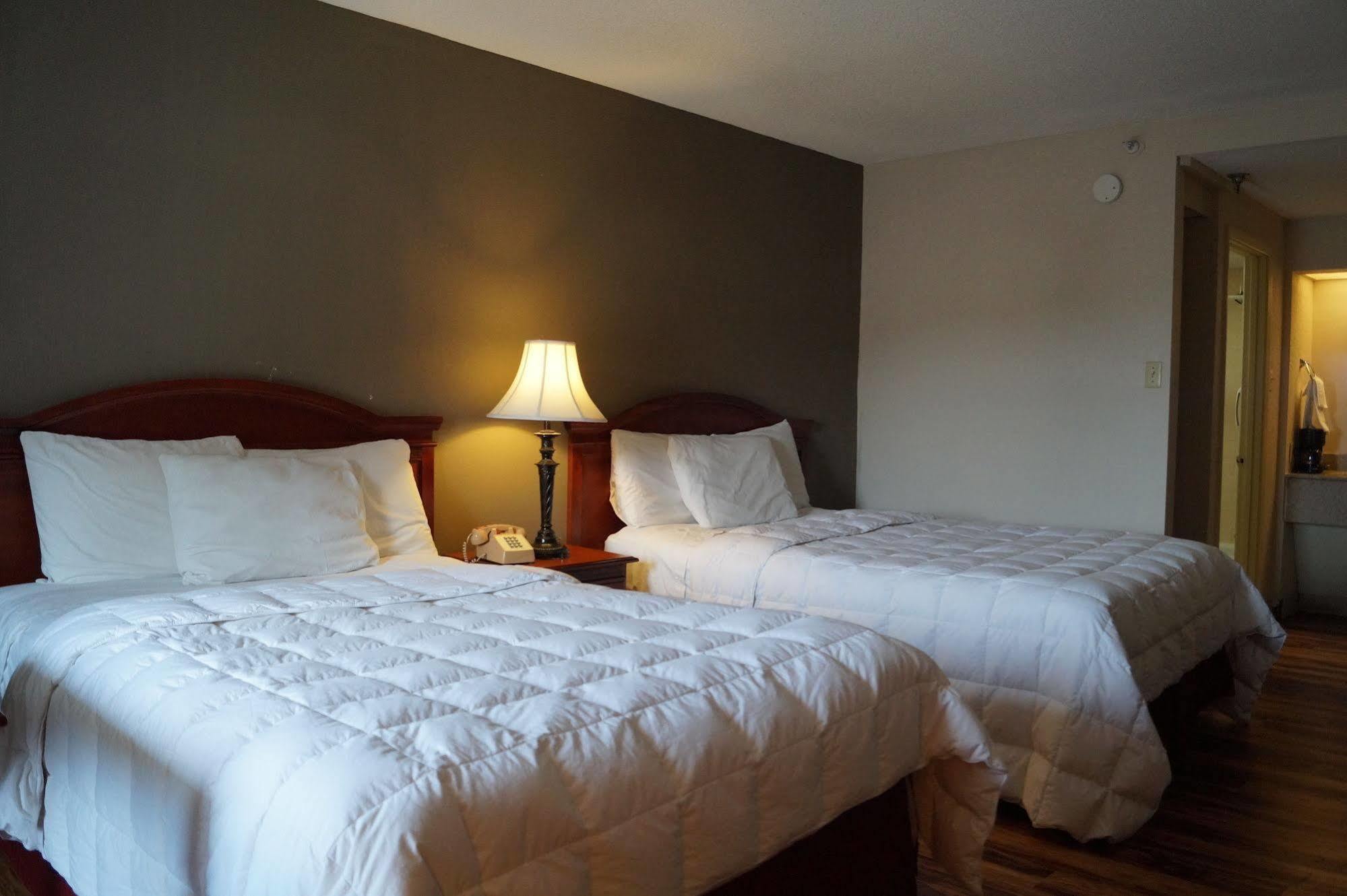 Bear Mount Inn & Suites Пиджен Фордж Екстериор снимка