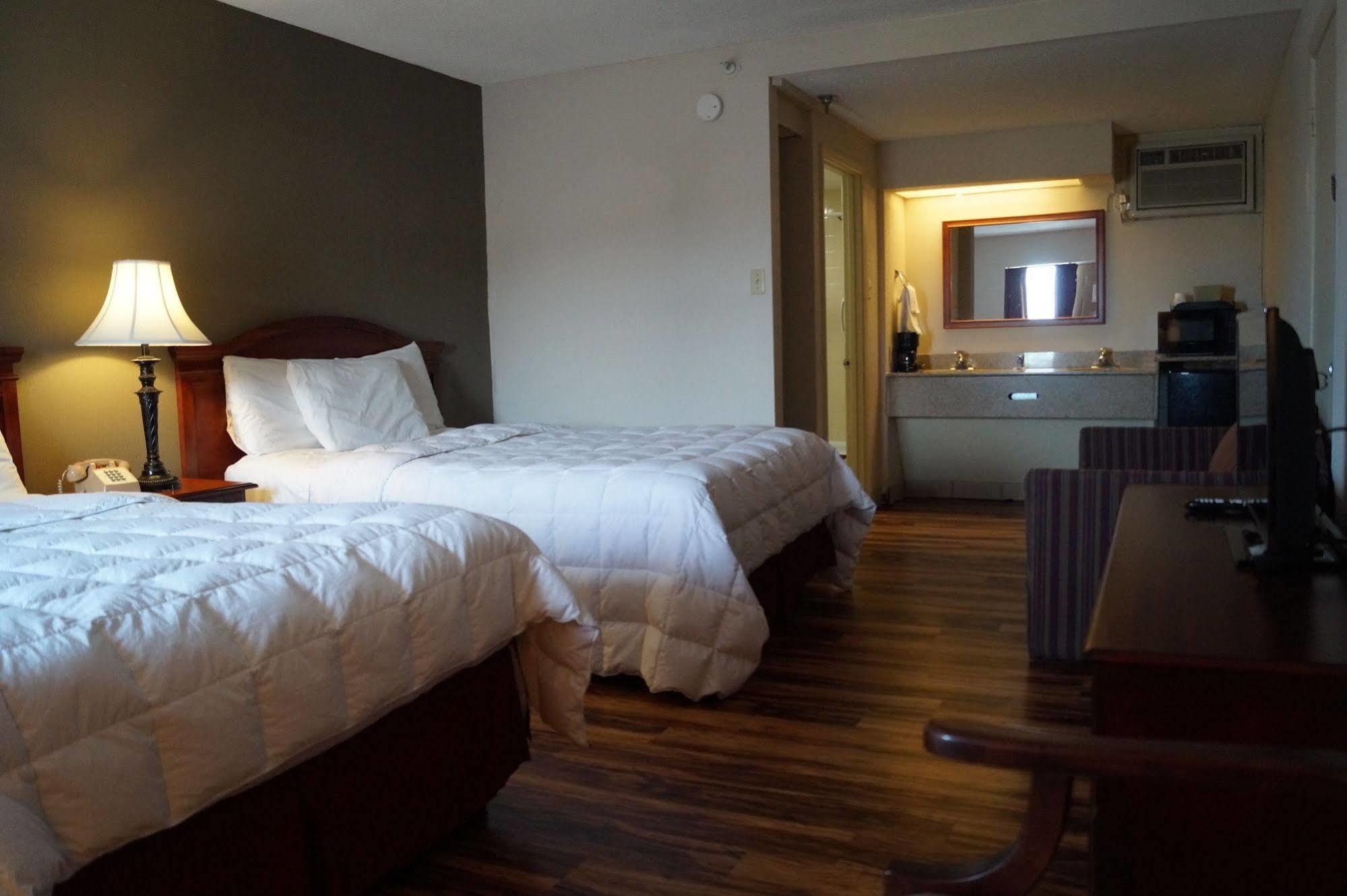 Bear Mount Inn & Suites Пиджен Фордж Екстериор снимка