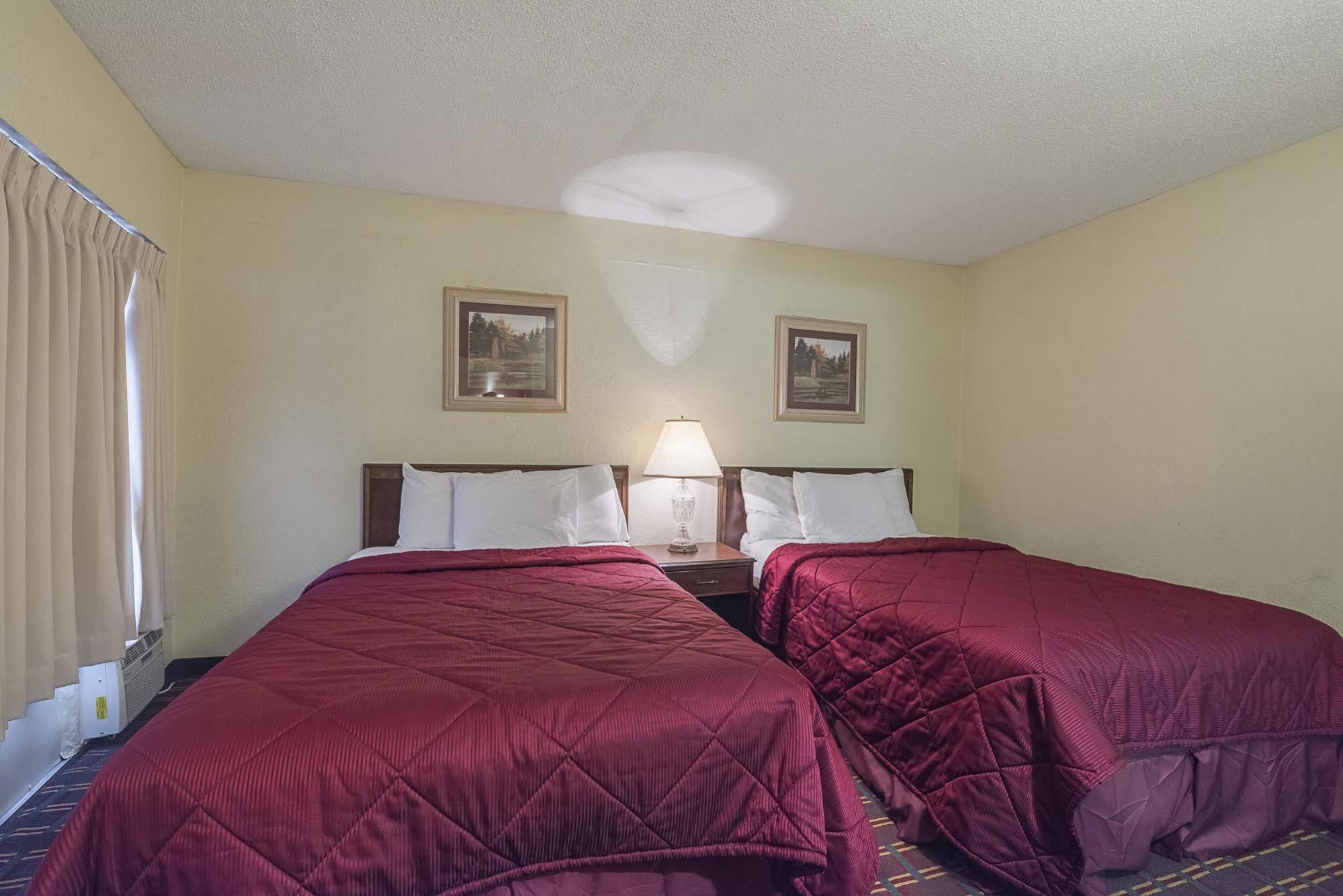 Bear Mount Inn & Suites Пиджен Фордж Екстериор снимка