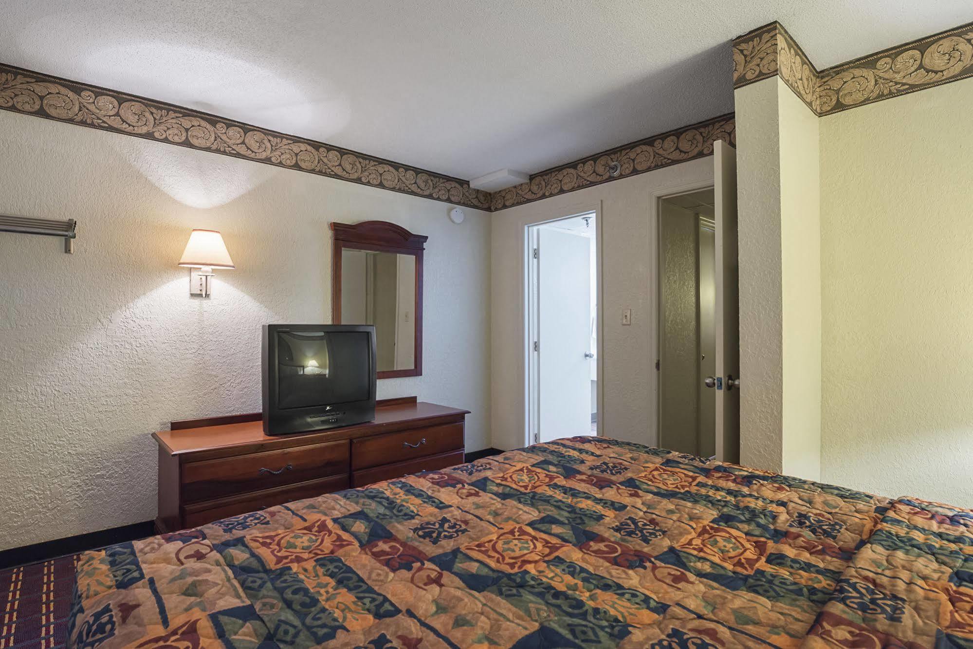 Bear Mount Inn & Suites Пиджен Фордж Екстериор снимка